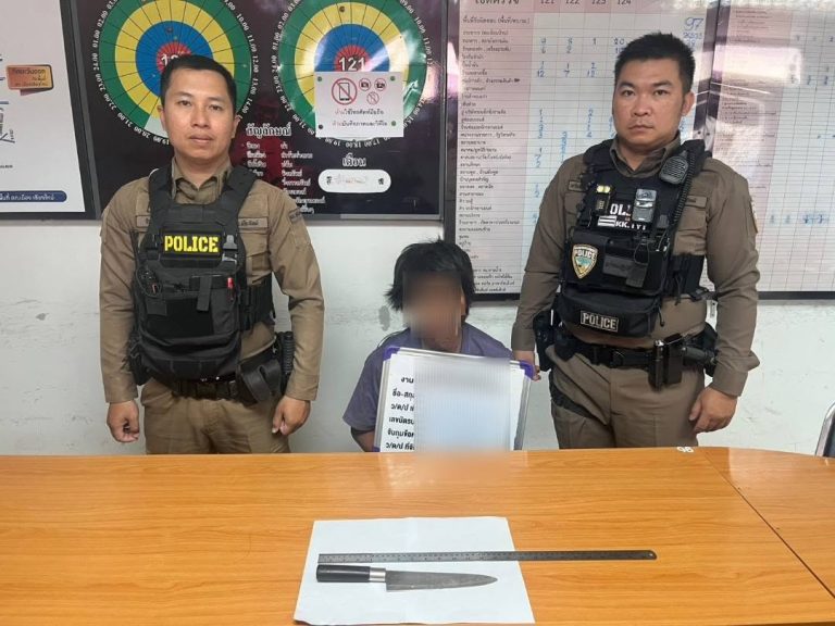 เจ้าหน้าที่ตำรวจสายตรวจ สภ.ภูพิงคราชนิเวศน์ จับชายเร่ร่อนเดินถือมีดเป็นที่น่าหวาดกลัวในทางสาธารณะ