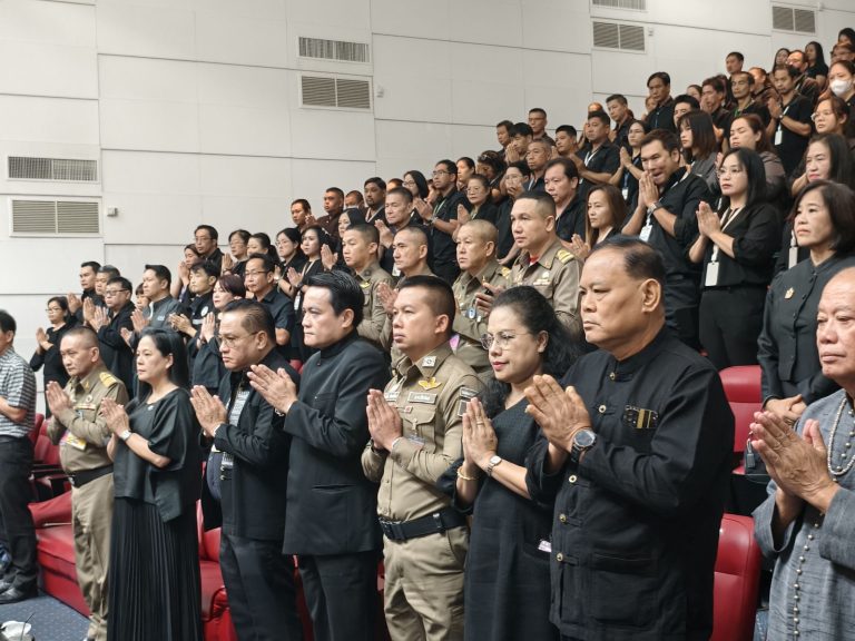 วันที่ 23 มิถุนายน 2569 เวลา 10.00 น. พ.ต.อ.สิโณทัย ลิลิตธรรม ผกก.สภ.ภูพิงคราชนิเวศน์ มอบหมายให้ พ.ต.ท.เกียรติศักดิ์ ผัดก๋า รอง ผกก.ป.สภ.ภูพิงคราชนิเวศน์ ร่วม พิธีบำเพ็ญกุศลเพื่ออุทิศถวายแด่ สมเด็จพระเจ้าลูกเธอเจ้าฟ้าพัชรกิติยาภา นเรสทิราเทพยวดี กรมหลวงราชสาริณีสิริพัชร มหาวัชรราชธิดา และพิธีทำบุญครบรอบ 49 ปี สวนสัตว์เชียงใหม่
