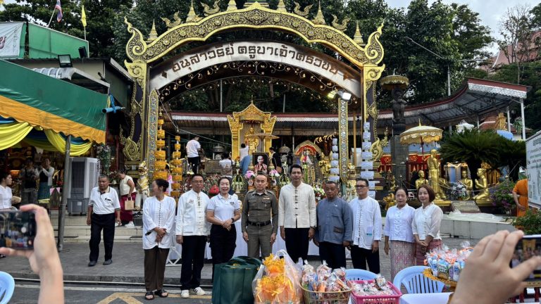 วันที่  11  มิถุนายน  2569 เวลา 06.30 น. พ.ต.อ.สิโณทัย ลิลิตธรรม ผกก.สภ.ภูพิงคราชนิเวศน์ มอบหมายให้ พ.ต.ท.ประสงค์  นาฝั้น รอง ผกก.(สอบสวน) สภ.ภูพิงคราชนิเวศน์ ร่วมพิธีทำบุญตักบาตร มุทิตารำลึก 148 ปี ชาตกาลครูบาเจ้าศรีวิชัย นักบุญแห่งล้านนาไทย