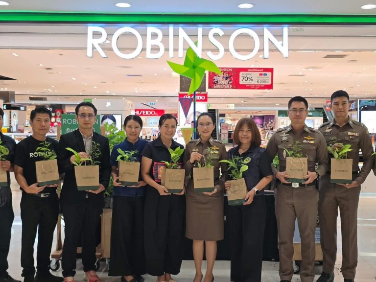 วันที่  5  มิถุนายน  2569 เวลา 13.00 น. พ.ต.อ.สิโณทัย ลิลิตธรรม ผกก.สภ.ภูพิงคราชนิเวศน์, พ.ต.ท.เกียรติศักดิ์ ผัดก๋า รอง ผกก.ป.สภ.ภูพิงคราชนิเวศน์ ได้มอบหมายให้  พ.ต.ท.เจษฎา พันธุ์แก้ว  สวป.(ชส.)สภ.ภูพิงคราชนิเวศน์ ร่วมกิจกรรมแจกกล้าต้นไม้ เนื่องในวันสิ่งแวดล้อมโลก