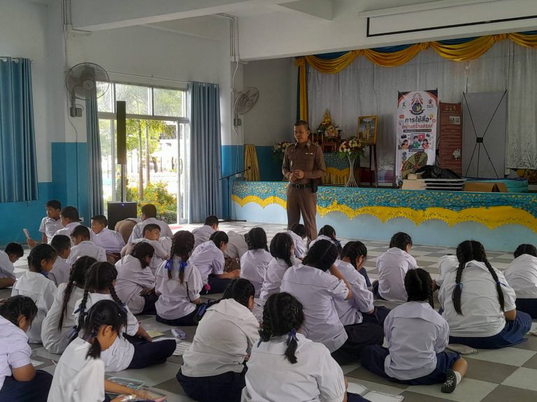 ครูตำรวจแดร์  สภ.ภูพิงคราชนิเวศน์ เข้าดำเนินการสอนหลักสูตร D.A.R.E. โรงเรียนบ้านโป่งน้อย ต.สุเทพ อ.เมืองเชียงใหม่