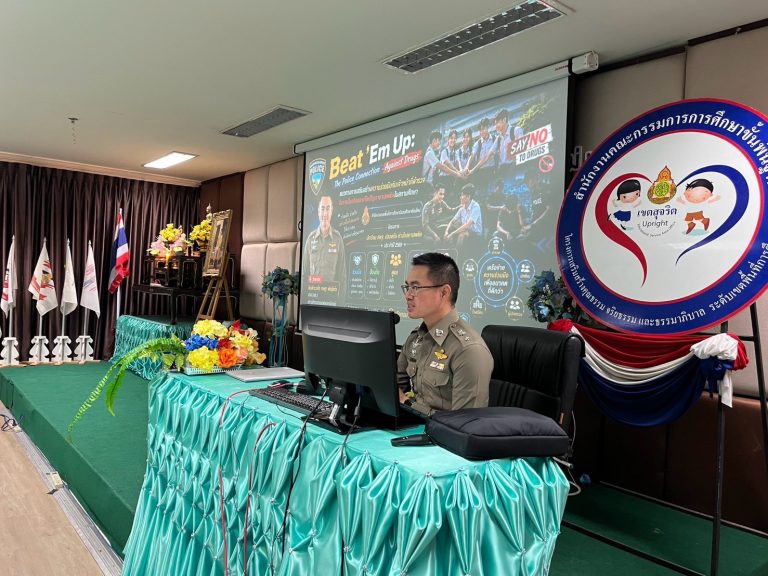 วันที่ 22 กรกฎาคม 2569  เวลา 11.00 – 12.00 น.  ภายใต้การอำนวยการของ   พ.ต.อ.สิโณทัย ลิลิตธรรม ผู้กำกับการสถานีตำรวจภูธรภูพิงคราชนิเวศน์   พ.ต.ท.เกียรติศักดิ์ ผัดก๋า รองผู้กำกับการป้องกันปราบปราม สถานีตำรวจภูธรภูพิงคราชนิเวศน์   ได้มอบหมายให้   พ.ต.ท.เจษฎา พันธุ์แก้ว สารวัตรป้องกันปราบปราม (ชุมชนสัมพันธ์) สถานีตำรวจภูธรภูพิงคราชนิเวศน์   เป็นวิทยากรบรรยายในหัวข้อ “Beat ’Em Up: The Police Connection Against Drugs” เรื่อง แนวทางการเสริมสร้างความร่วมมือกับเจ้าหน้าที่ตำรวจในการป้องกันและแก้ไขปัญหายาเสพติดในสถานศึกษา