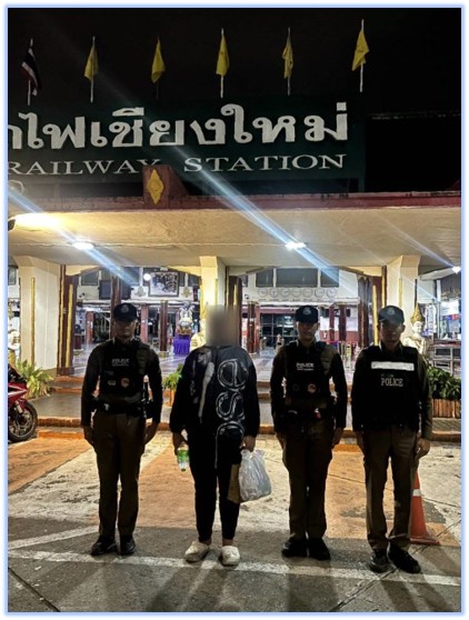 วันที่  28 มิถุนายน  2569   ร.ต.ต.เพ็ชร เสนีวงค์ ปฏิบัติหน้าที่นายร้อยตำรวจเวรป้องกันปราบปรามฯ  ส.ต.ท.กู้เกียรติ บัวผัน พลขับ  พร้อม นสต.ฝึกงาน 3 นาย ให้ความช่วยเหลือกรณีประชาชนขอความช่วยเหลือไม่มีเงินซื้อตั๋วรถกลับบ้านได้ประสานและนำส่งถึงสถานีรถไฟเป็นที่เรียบร้อย