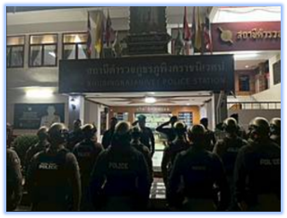 วันที่ 27 เมษายน 2569 เวลา 06.00 น.  ตามคำสั่ง ศอ.ปส.ภ.จว.เชียงใหม่ ให้ระดมปิดล้อมตรวจค้นตาม “โครงการ ยุทธการฟ้าสาง เด็ดปีกนักค้ายา” สภ.ภูพิงคราชนิเวศน์ โดยการอำนวยการของ พ.ต.อ. สิโณทัย ลิลิตธรรม ผกก.สภ.ภูพิงคราชนิเวศน์, พ.ต.ท. เกียรติศักดิ์ ผัดก๋า รอง ผกก.ป.สภ.ภูพิงคราชนิเวศน์, พ.ต.ท.ณัฐวุฒิ น้อยสอน รอง ผกก.สส.สภ.ภูพิงคราชนิเวศน์ ร่วมกันประชุมชี้แจงภารกิจให้ชุดปฏิบัติการปิดล้อมตรวจค้น โดย พ.ต.ท. นพรัตน์ อุตเสน สว.สส.ฯ, พ.ต.ต.นราพัฒน์ บุญชายสุวรรณ สวป.ฯ, พ.ต.ท. ธนัตถ์ นันศิริ สวป.ฯ และ พ.ต.ท. เจษฎา พันธ์แก้ว สวป. (ชส)ฯ และเจ้าหน้าที่ตำรวจประจำชุดปฏิบัติการฯ กำชับให้ปฏิบัติการโดยใช้หลักกฎหมาย หลักยุทธวิธีให้เคร่งครัด และรายงานผลการปฏิบัติให้ผู้บังคับบัญชาทราบ เมื่อเสร็จสิ้นภารกิจ