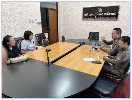 วันที่ 23 มิถุนายน 2569  เวลา 11:30 น.  โดยการอำนวยการของ  พ.ต.อ.สิโณทัย  ลิลิตธรรม  ผกก.สภ.ภูพิงคราชนิเวศน์  มอบหมายให้ พ.ต.ท.เจษฎา  พันธุ์แก้ว สวป.(ชส.)สภ.ภูพิงคราชนิเวศน์   ร.ต.อ.หญิง สุรีพร แซ่เจี่ย รอง สว.(สอบสวน)สภ.ภูพิงคราชนิเวศน์   ให้การต้อนรับ อาจารย์คณะพยาบาลศาสตร์ มหาวิทยาลัยพายัพ เข้าพบเพื่อประสานความร่วมมือและหารือแนวทางการดำเนินงานด้านการป้องกันและแก้ไขปัญหาการหลอกลวงของมิจฉาชีพที่ส่งผลกระทบต่อนักศึกษา คณะพยาบาลศาสตร์มหาวิทยาลัยพายัพ